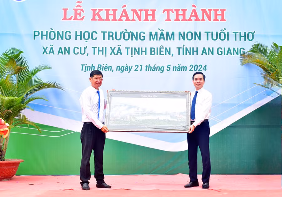 UBND TX Tịnh Biên (An Giang) tặng quà lưu niệm đơn vị tài trợ. (Ảnh: TT)