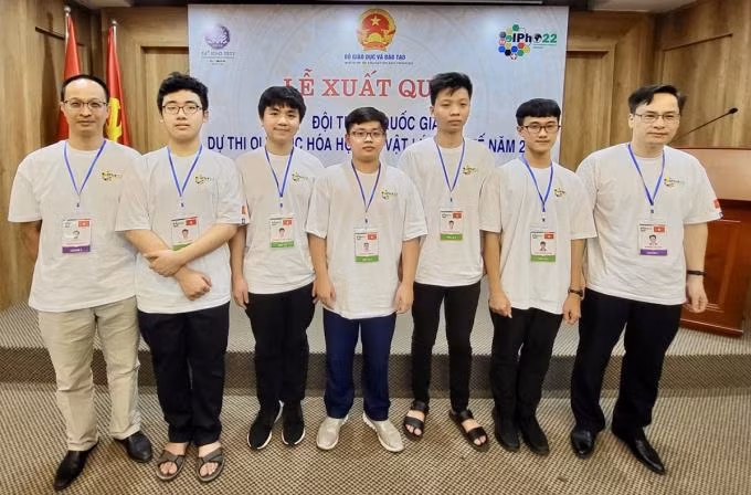 Năm thí sinh Việt Nam dự thi IPhO 2022 gồm Hoàng Hải, Hoàng Dương, Minh Hoàng, Đăng Phúc và Công Hiếu (thứ hai đến thứ năm tính từ trái sang) cùng hai thầy trưởng và phó đoàn. Ảnh: Bộ GD&ĐT Năm thí sinh Việt Nam dự thi IPhO 2022 gồm Hoàng Hải, Hoàng Dương, Minh Hoàng, Đăng Phúc và Công Hiếu (thứ hai đến thứ năm tính từ trái sang) cùng hai thầy trưởng và phó đoàn. Ảnh: Bộ GD&ĐT