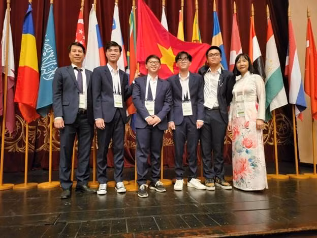 Từ trái sang: Thầy Nguyễn Quang Huy, Trưởng khoa Sinh học - Trường ĐH KHTN (Trưởng Đoàn); Trương Văn Quốc Đạt; Võ Tiến Thành; Nguyễn Phúc Lâm; Đỗ Trọng Phước Nguyên; và cô Lê Thị Phương Hoa, Trưởng bộ môn Di truyền Hoá Sinh, khoa Sinh học - Trường ĐH Sư phạm Hà Nội. Ảnh: Bộ GD&ĐT Từ trái sang: Thầy Nguyễn Quang Huy, Trưởng khoa Sinh học - Trường ĐH KHTN (Trưởng Đoàn); Trương Văn Quốc Đạt; Võ Tiến Thành; Nguyễn Phúc Lâm; Đỗ Trọng Phước Nguyên; và cô Lê Thị Phương Hoa, Trưởng bộ môn Di truyền Hoá Sinh, khoa Sinh học - Trường ĐH Sư phạm Hà Nội. Ảnh: Bộ GD&ĐT