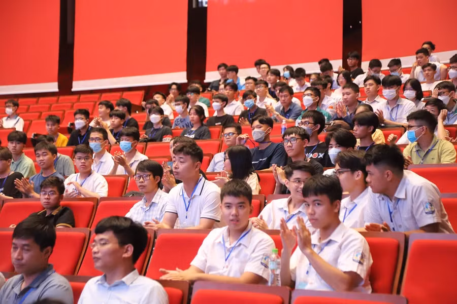 Các giảng viên, sinh viên, học sinh tham dự Lễ khai mạc “Trường hè Toán học năm 2022” diễn ra ngày 11/7.