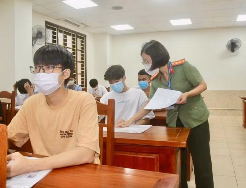 Cán bộ coi thi hướng dẫn thí sinh kiểm tra, rà soát lại thông tin trong buổi làm thủ tục dự thi. Cán bộ coi thi hướng dẫn thí sinh kiểm tra, rà soát lại thông tin trong buổi làm thủ tục dự thi.