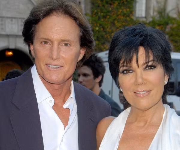Cuộc chia tay không khiến những ai quan tâm đến gia đình Kardashian bất ngờ bởi Kris khá bận rộn với công việc lăng xê cho bản thân và các cô con gái. Kể từ khi show truyền hình thực tế Keeping Up with the Kardashians lên sóng vào năm 2007, Kris bận rộn với việc quảng bá hình ảnh, vợ chồng cô bắt đầu không còn song hành bên nhau. 