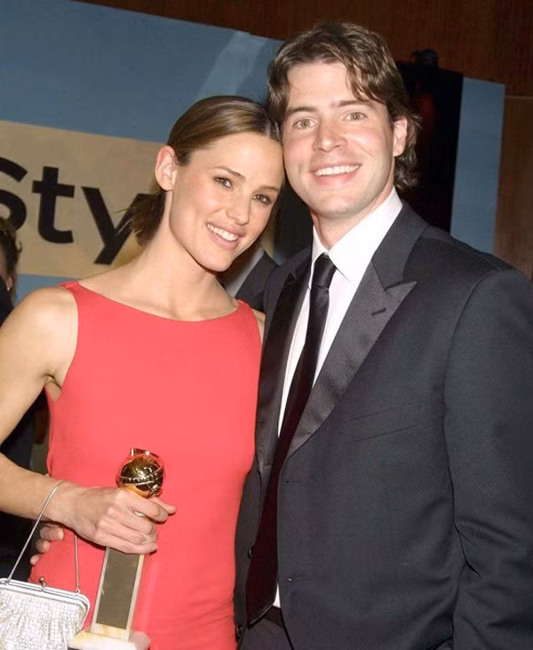Trước khi là bà xã của Ben Affleck và lui về hậu trường để ông xã tỏa sáng trong sự nghiệp, Jennifer Garner từng có cuộc hôn nhân với nam diễn viên Scott Foley. Họ gặp nhau trên trường quay bộ phim Felicity năm 1998 nơi Jennifer làm khách mời và kết hôn vào năm 2000. 