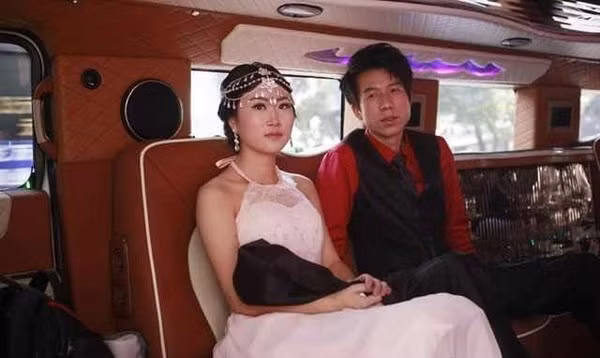 Cô dâu chú rể 9x ""vung tiền"" trên phố gây náo loạn
