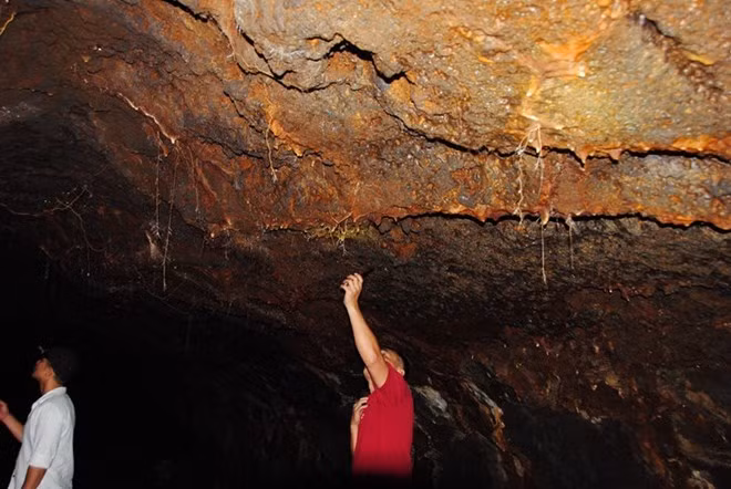 Dung nham núi lửa hàng triệu năm trước trên trần hang