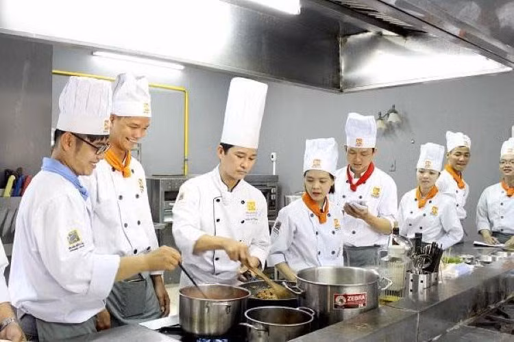 Hướng nghiệp gắn với thực tiễn địa phương: Giúp học sinh “học hay, cày biết”