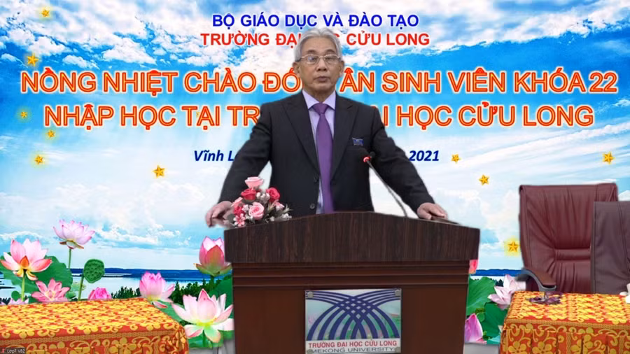 NGƯT.PGS.TS Lương Minh Cừ - Bí thư Đảng ủy, Hiệu trưởng nhà trường phát biểu tại buổi đón tiếp tân SV bằng hình thức trực tuyến.
