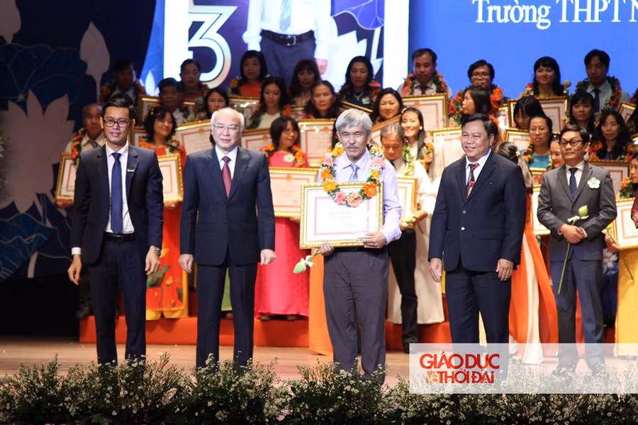 Các nhà giáo vinh dự nhận giải thưởng Võ Trường Toản lần thứ 23 năm 2020. Ảnh Tuấn Anh