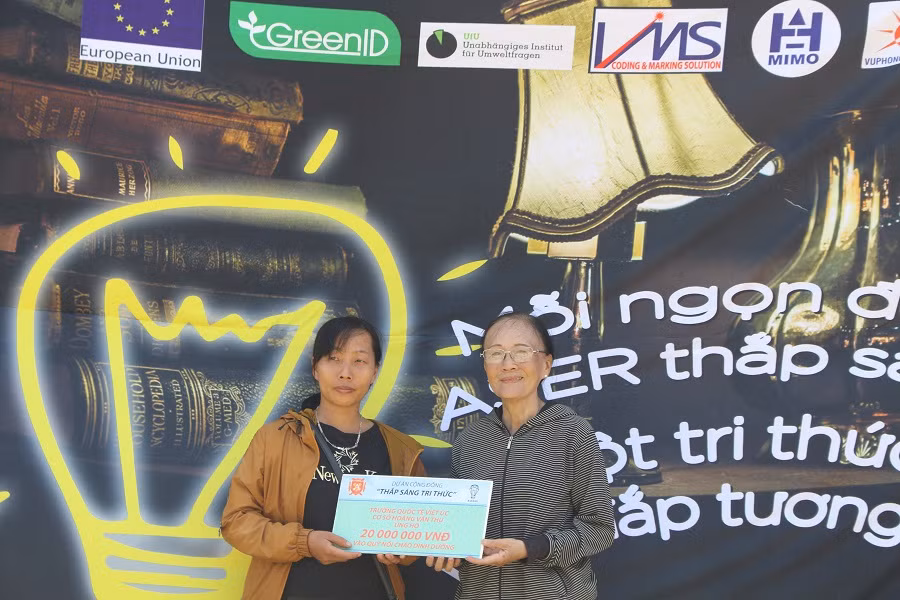 Những món quà ý nghĩa đến với các em học sinh nghèo