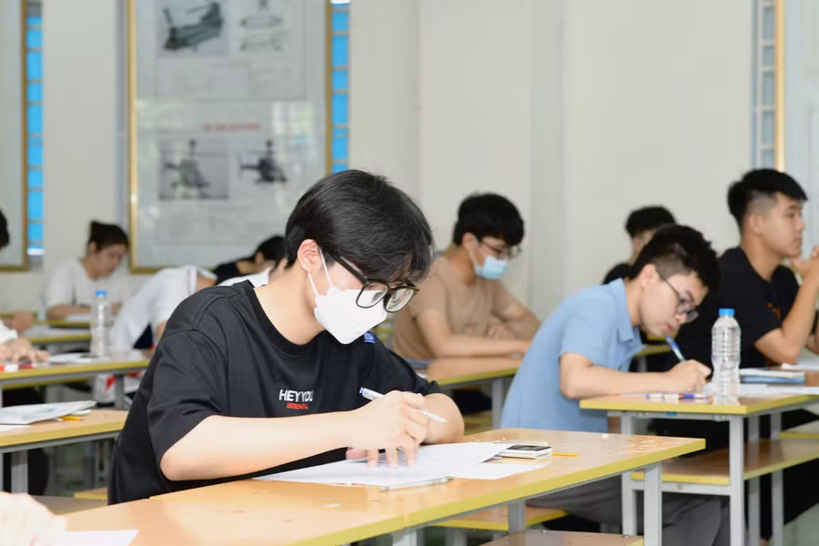 Thí sinh tham dự Kỳ thi đánh giá tư duy do Trường ĐH Bách khoa Hà Nội tổ chức. Thí sinh tham dự Kỳ thi đánh giá tư duy do Trường ĐH Bách khoa Hà Nội tổ chức.