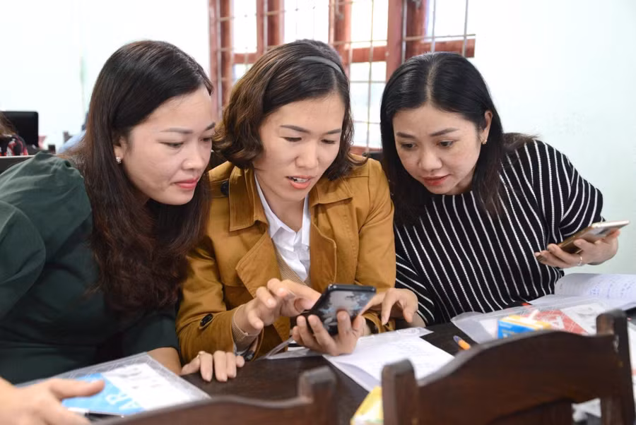 Giáo viên hỗ trợ nhau tự bồi dưỡng, nâng cao năng lực chuyên môn.