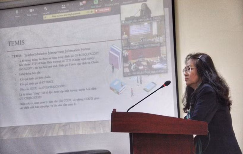 TS Lê Thị Kim Anh, chuyên gia tư vấn của Ban Quản lý Chương trình ETEP, phát biểu tại một hội thảo liên quan đến bồi dưỡng giáo viên.