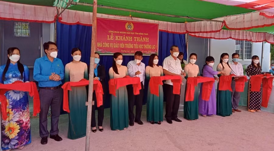 Lễ khánh thành nhà công vụ giáo viên Trường Tiểu học Thường Lạc 1. Lễ khánh thành nhà công vụ giáo viên Trường Tiểu học Thường Lạc 1.