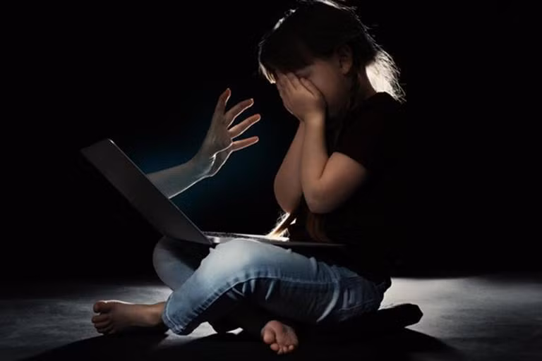 Trẻ cần biết về các nguy cơ xâm hại trên môi trường mạng. Ảnh minh hoạ