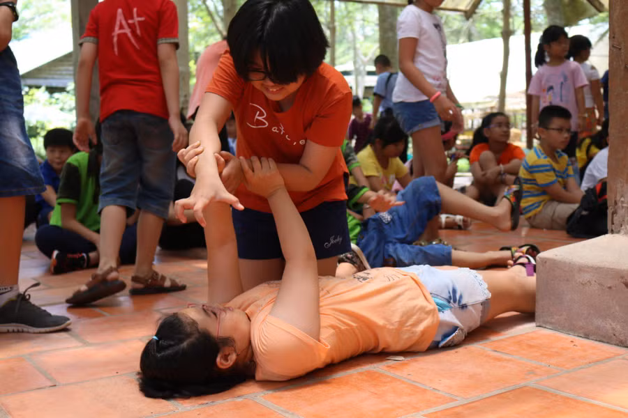 Để đề phòng trường hợp không may trẻ bị tấn công, phụ huynh nên đưa ra các giả thuyết và hướng dẫn con mình cách chạy trốn. Ảnh minh họa