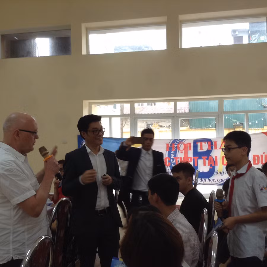 Ông Phạm Xuân Thành - Tổng giám đốc Viện Giáo dục và Đào tạo quốc tế IBA và ông Volker scheffel - Giám đốc Phát triển Thị trường châu Á của hệ thống Giáo dục ASG Đức cùng trao đổi với các em học sinh