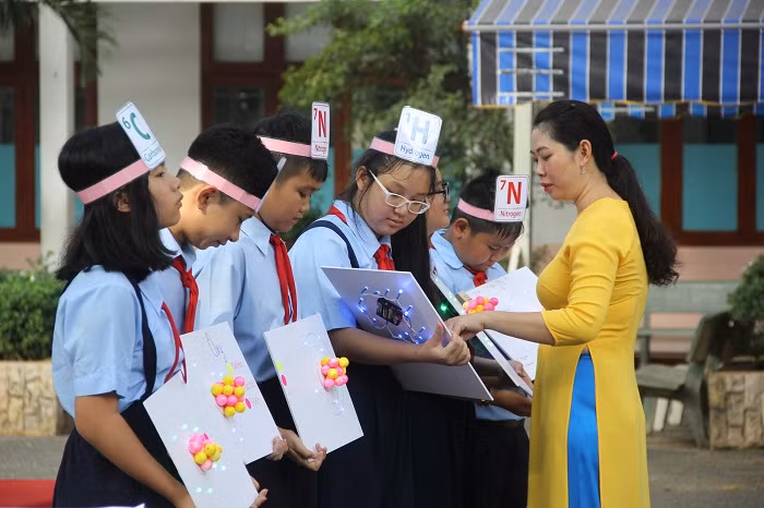Trong khoảng thời gian ngắn, các nhóm đã hoàn thành mô hình nguyên tử bằng đèn LED