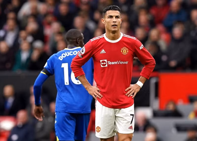 Tiền đạo Ronaldo thất vọng sau trận hòa Everton.