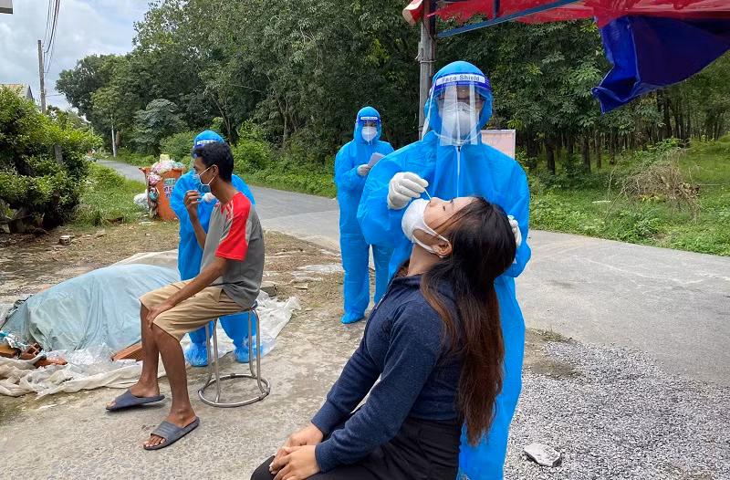 Sinh viên Học viện Y Dược học cổ truyền Việt Nam tình nguyện hỗ trợ miền Nam phòng chống Covid-19. Ảnh: NTCC