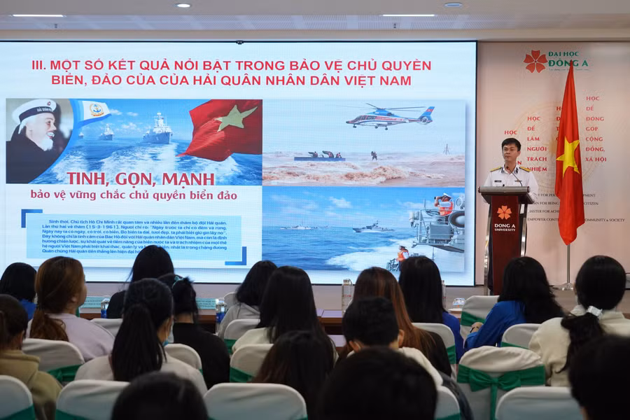 Sinh viên Trường ĐH Đông Á tham dự tuyên truyền về biển đảo. 