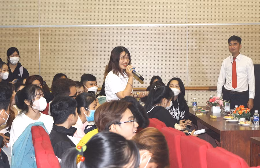 Sinh viên đặt câu hỏi giao lưu với hoa hậu Thùy Tiên.