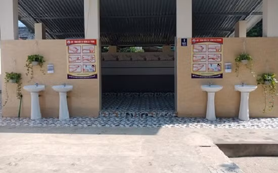 Mặt tường ngoài được trang trí những chậu cây cảnh làm cho không gian trở nên vô cùng thân thiện.