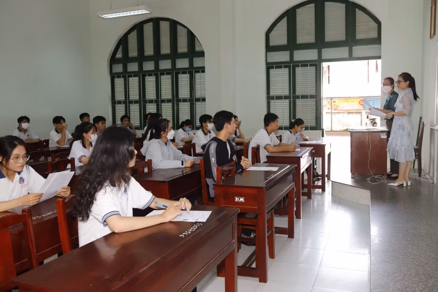 Thí sinh làm thủ tục thi tại điểm thi THPT Nguyễn Đình Chiểu (TP Mỹ Tho, Tiền Giang).
