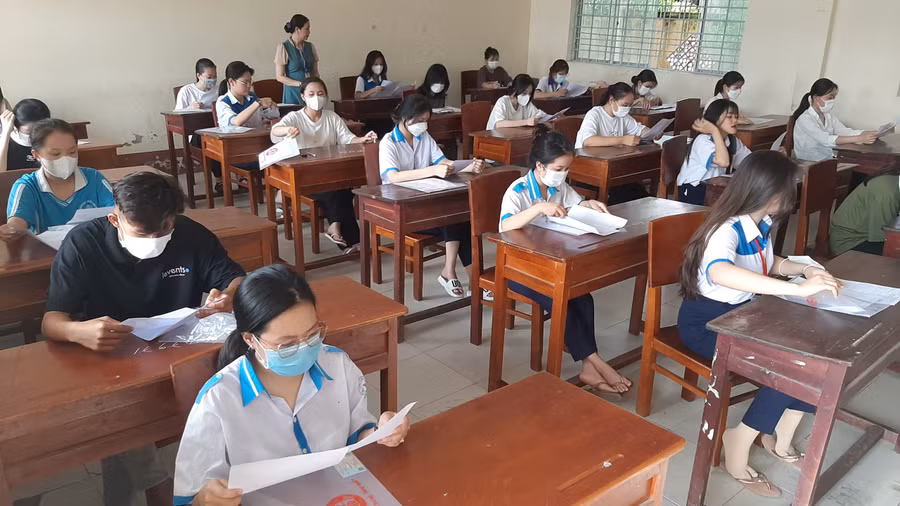 Thí sinh làm thủ tục dự thi tại điểm thi Trường THPT Đầm Dơi (Cà Mau).
