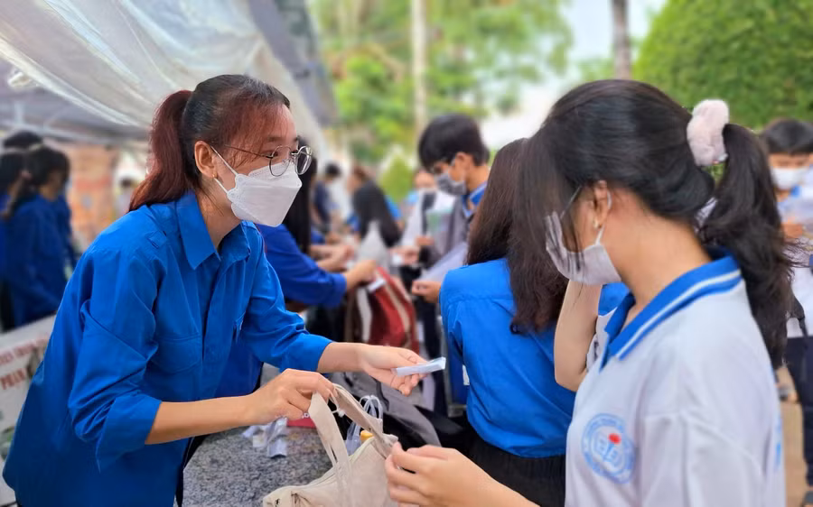 Các đội, nhóm "Tiếp sức mùa thi" tích cực hỗ trợ các thí sinh.