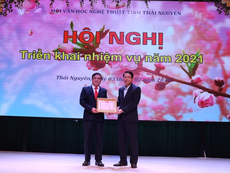 Nhà báo Trần Văn Thép, Tổng Biên tập Tạp chí Văn nghệ Thái Nguyên đại diện Tòa soạn nhận danh hiệu Tập thể lao động xuất sắc