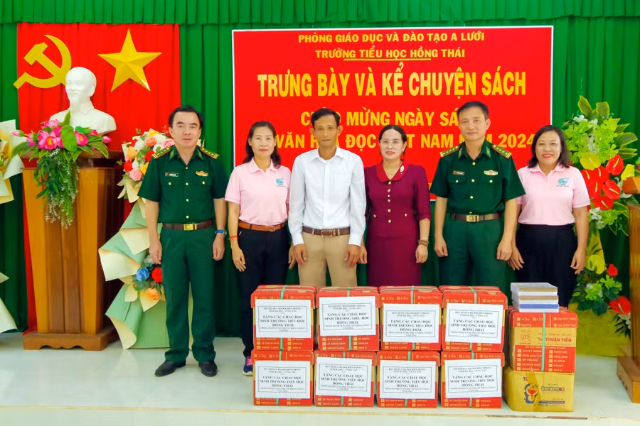 Hội Liên hiệp Phụ nữ và BĐBP tỉnh Bà Rịa - Vũng Tàu trao tặng 320 phần quà cho học sinh có hoàn cảnh khó khăn, vươn lên trong học tập.