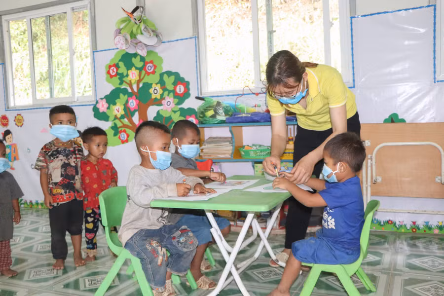 Cô giáo Lò Thị Duyên và học sinh tại lớp học giữa rừng Na Chén. Cô giáo Lò Thị Duyên và học sinh tại lớp học giữa rừng Na Chén.