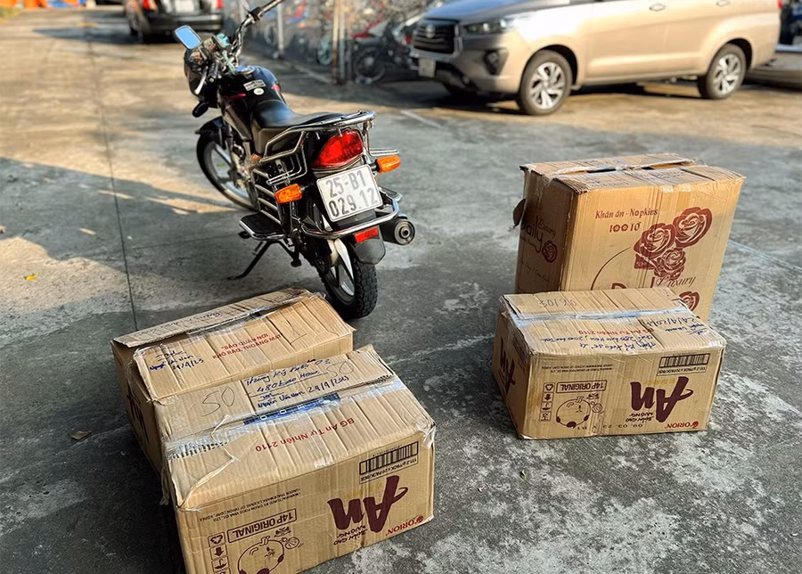 Phương tiện và tang vật lực lượng chức năng thu giữ (ảnh: Tiến Tầm) Phương tiện và tang vật lực lượng chức năng thu giữ (ảnh: Tiến Tầm)