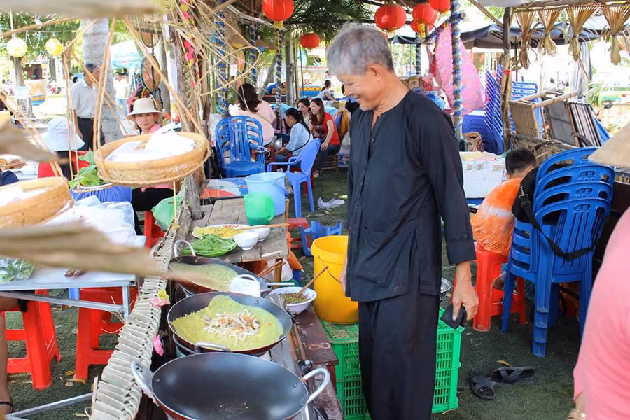 Lễ hội Bánh dân gian Nam bộ thu hút nhiều nghệ nhân tham gia trình diễn bánh dân gian. Ảnh: CPA Cần Thơ