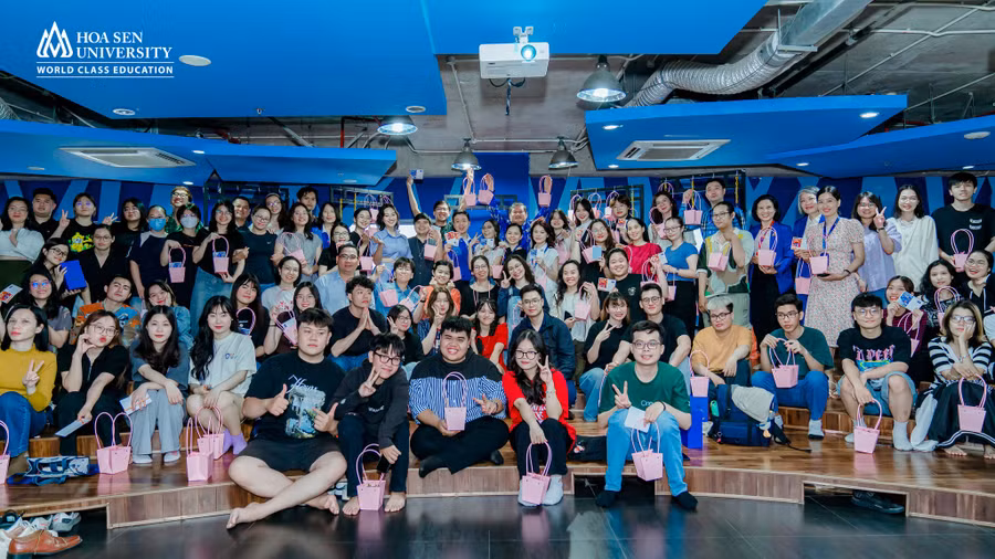 Buổi họp mặt của các bạn sinh viên và thầy cô các khoa Trường Đại học Hoa Sen TPHCM nhân dịp đầu năm mới. Ảnh: HSU