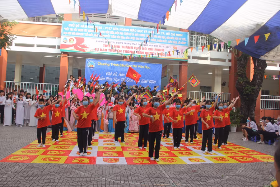 Chuyên đề khép lại với màn múa hát Việt Nam ơi! Đánh bay Covid