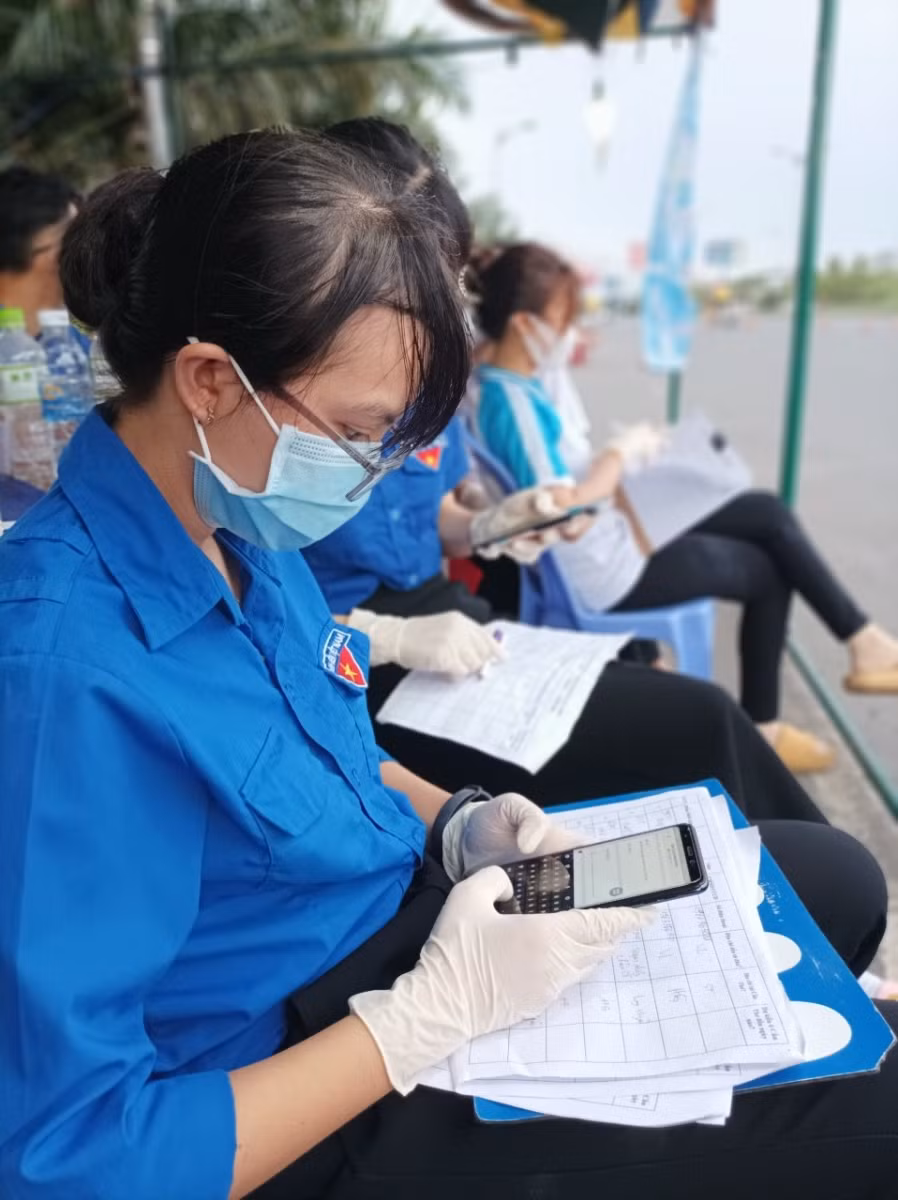 Ngọc Hân tiên phong đăng kí trực tại các chốt trên địa bàn quận Cái Răng để phòng chống dịch Covid-19.