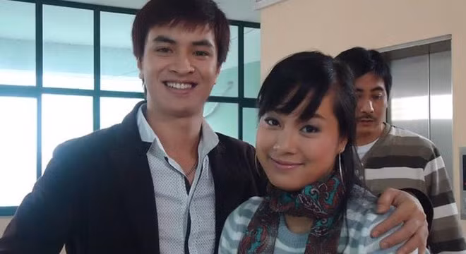Ít ai biết người đàn ông quen mặt này là anh trai Hồng Quế