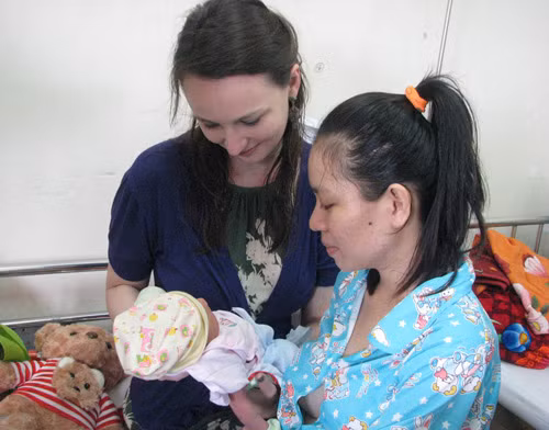 Những ca sinh con "thót tim" trên độ cao hàng nghìn mét ảnh 1 nhung ca sinh con