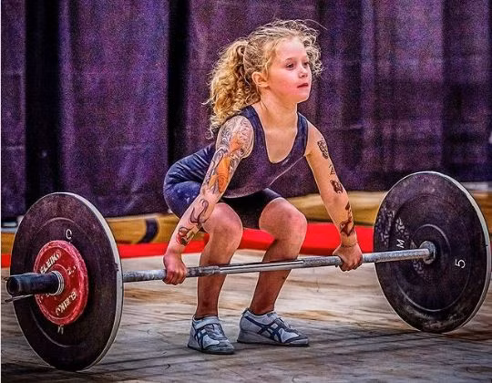 Cô bé 7 tuổi "khỏe nhất thế giới" có thể nâng tạ tới 80kg ảnh 2