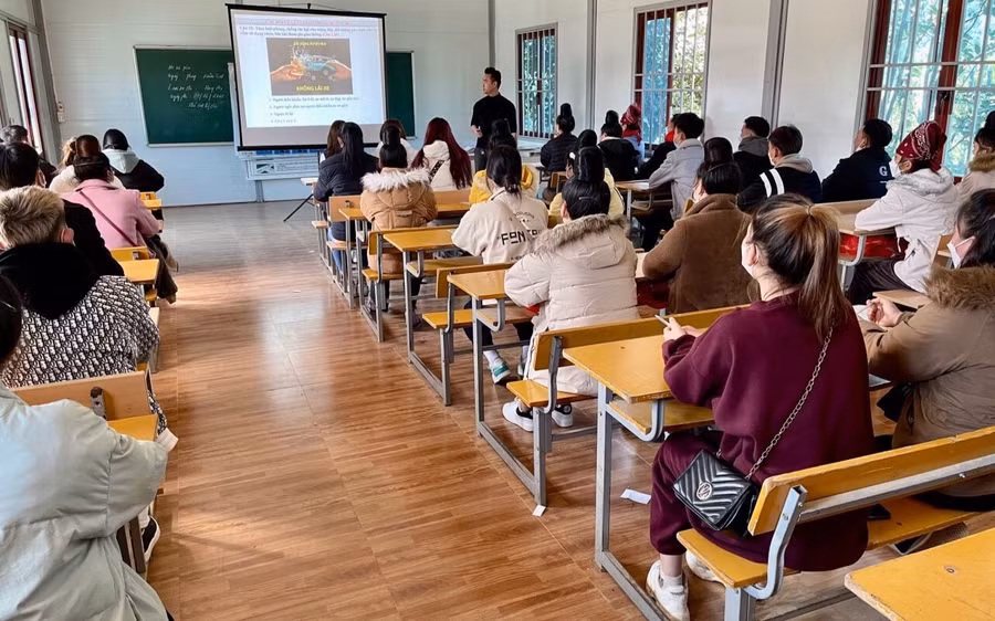 Học viên được hướng dẫn bằng hình ảnh mô phỏng về các biển báo hiệu đường bộ. Học viên được hướng dẫn bằng hình ảnh mô phỏng về các biển báo hiệu đường bộ.