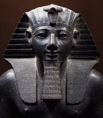 Pharaoh Thutmose III trị vì Ai Cập từ năm 1425 đến 1479 trước Công nguyên. Ảnh: Wikimedia. be-gai-tim-thay-bua-ho-mang-3200-nam-tuoi-cua-pharaoh-2