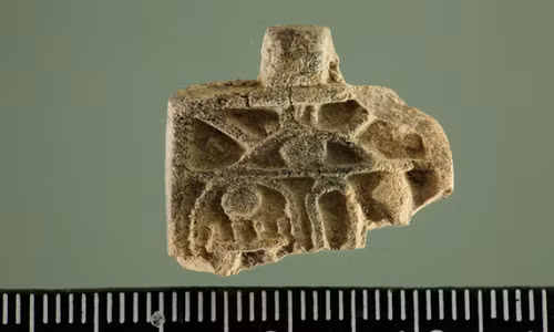Bùa hộ mạng mang tên pharaoh Ai Cập Thutmose III. Ảnh: City of David. be-gai-tim-thay-bua-ho-mang-3200-nam-tuoi-cua-pharaoh-1