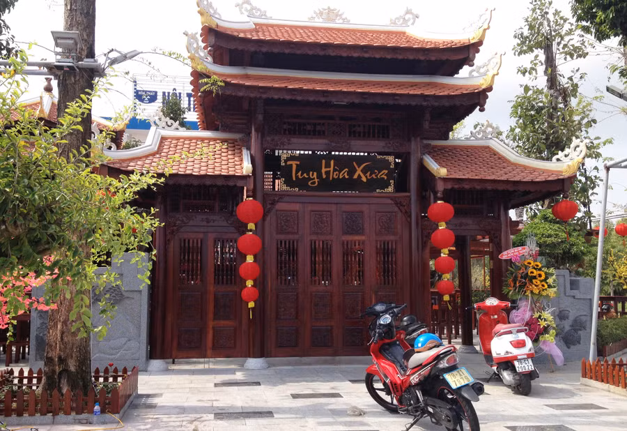 Mặt tiền khu nhà gỗ khủng xây dựng trái phép ở TP Tuy Hòa. Ảnh: Tấn Lộc
