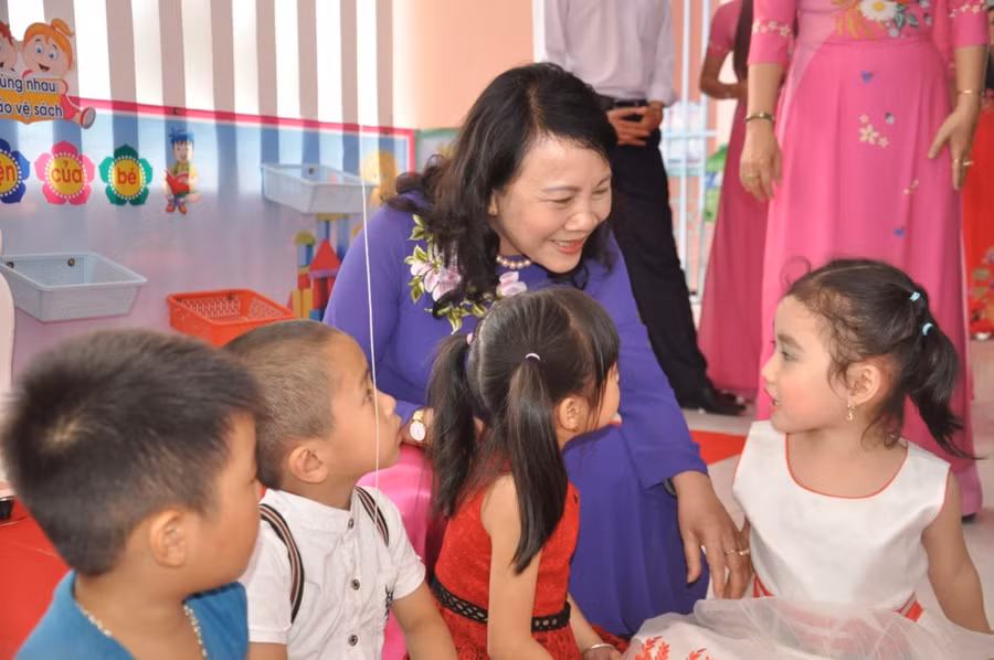 Thứ trưởng Bộ GD&ĐT Nguyễn Thị Nghĩa với các học sinh mầm non. Thứ trưởng Bộ GD&ĐT Nguyễn Thị Nghĩa với các học sinh mầm non.
