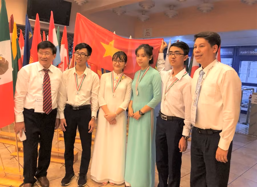 Hoàng Thị Huyền Trang (nữ áo trắng) nhận huy chương đồng tại IBO lần thứ 30.