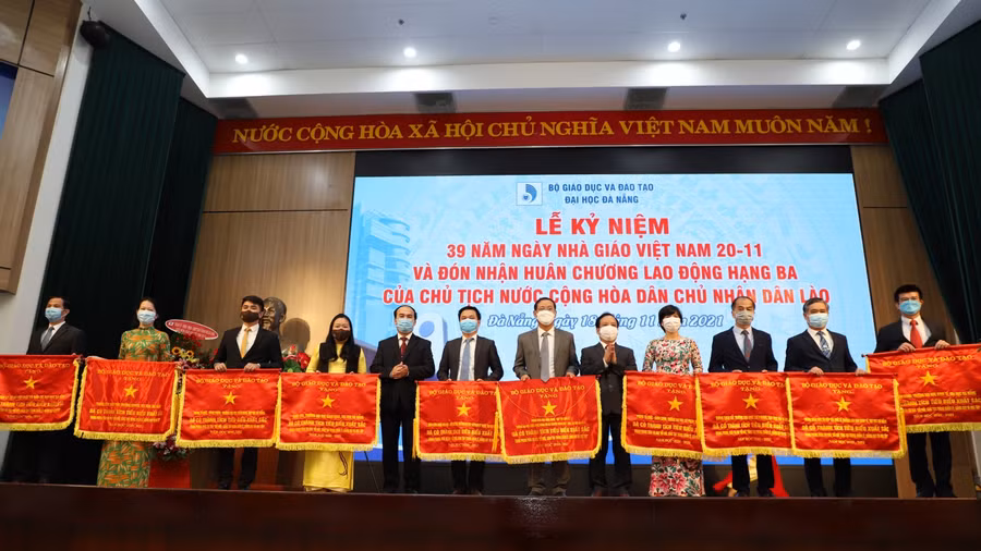 Đại diện 12 tập thể tiêu biểu đón nhận Cờ thi đua của Bộ GD&ĐT. 