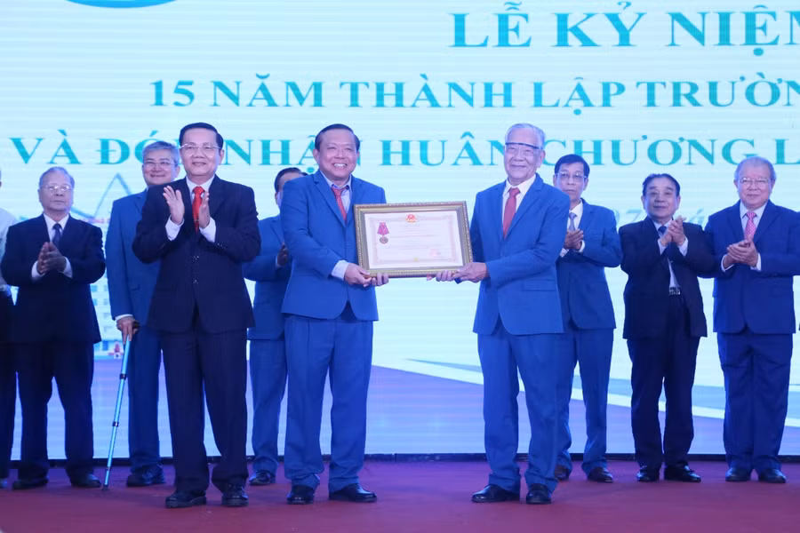 Lãnh đạo Trường ĐH Tây Đô đón nhận Huân chương Lao động hạng Ba.