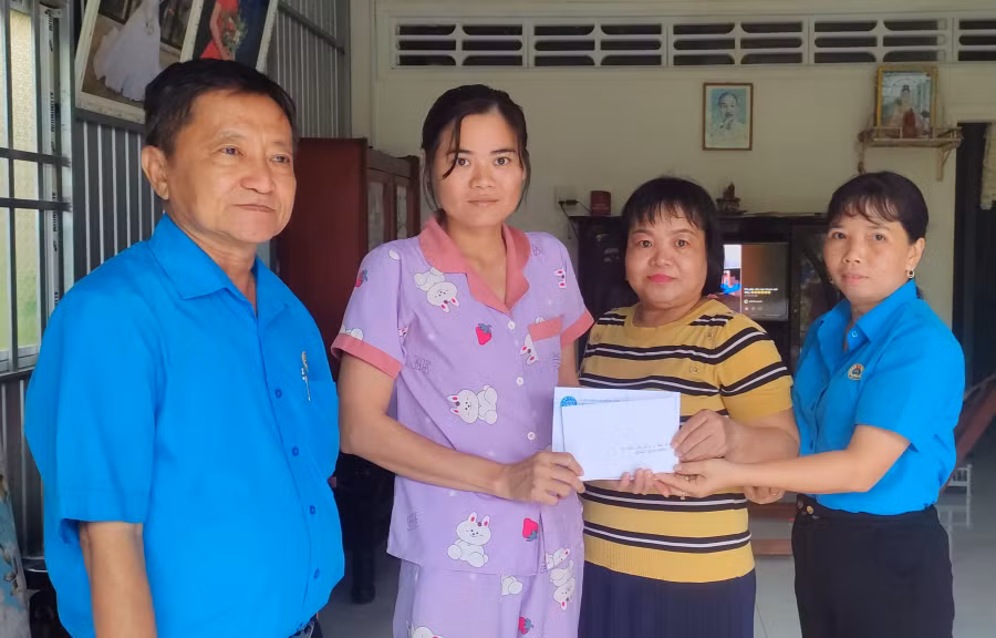 LĐLĐ huyện Thoại Sơn (An Giang) thăm hỏi, động viên và trao hỗ trợ cô Thẩm 2 triệu đồng từ nguồn Quỹ xã hội Công đoàn. LĐLĐ huyện Thoại Sơn (An Giang) thăm hỏi, động viên và trao hỗ trợ cô Thẩm 2 triệu đồng từ nguồn Quỹ xã hội Công đoàn.