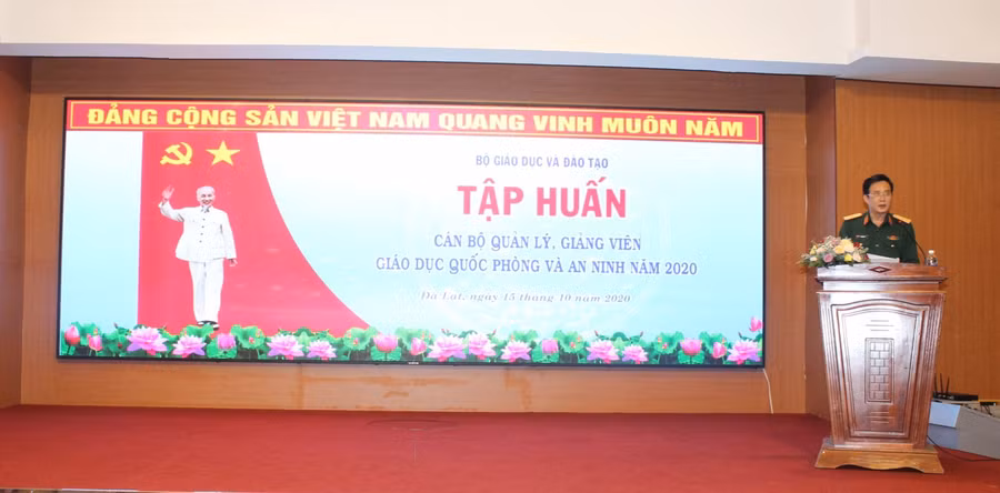 Thiếu tướng Phạm Đức Tú - Vụ trưởng Vụ Giáo dục Quốc phòng và An ninh (Bộ GD&amp;ĐT) phát biểu khai mạc lớp tập huấn.